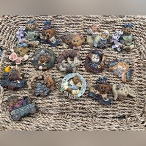 Set of 16 Bear and friend brooches. Boyd’s Bear & Friends.